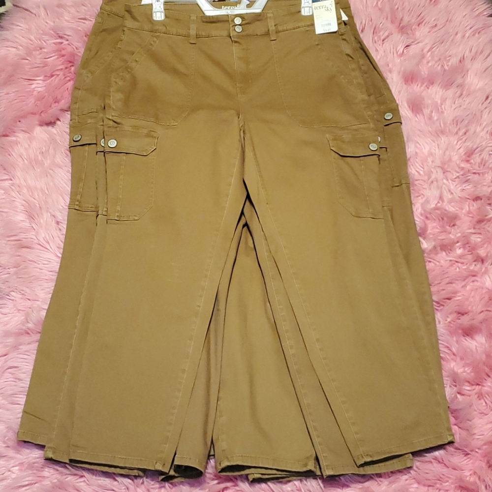 TERRA AND SKY SKINNY MID-RISE CARGO PANTS ๐ - Picture 1 of 10